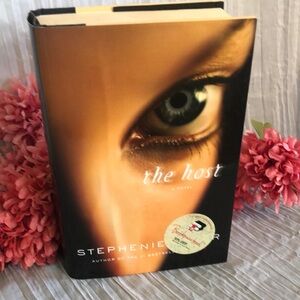 THE HOST by Stephenie Meyer science fiction thriller alien book novel hardcover